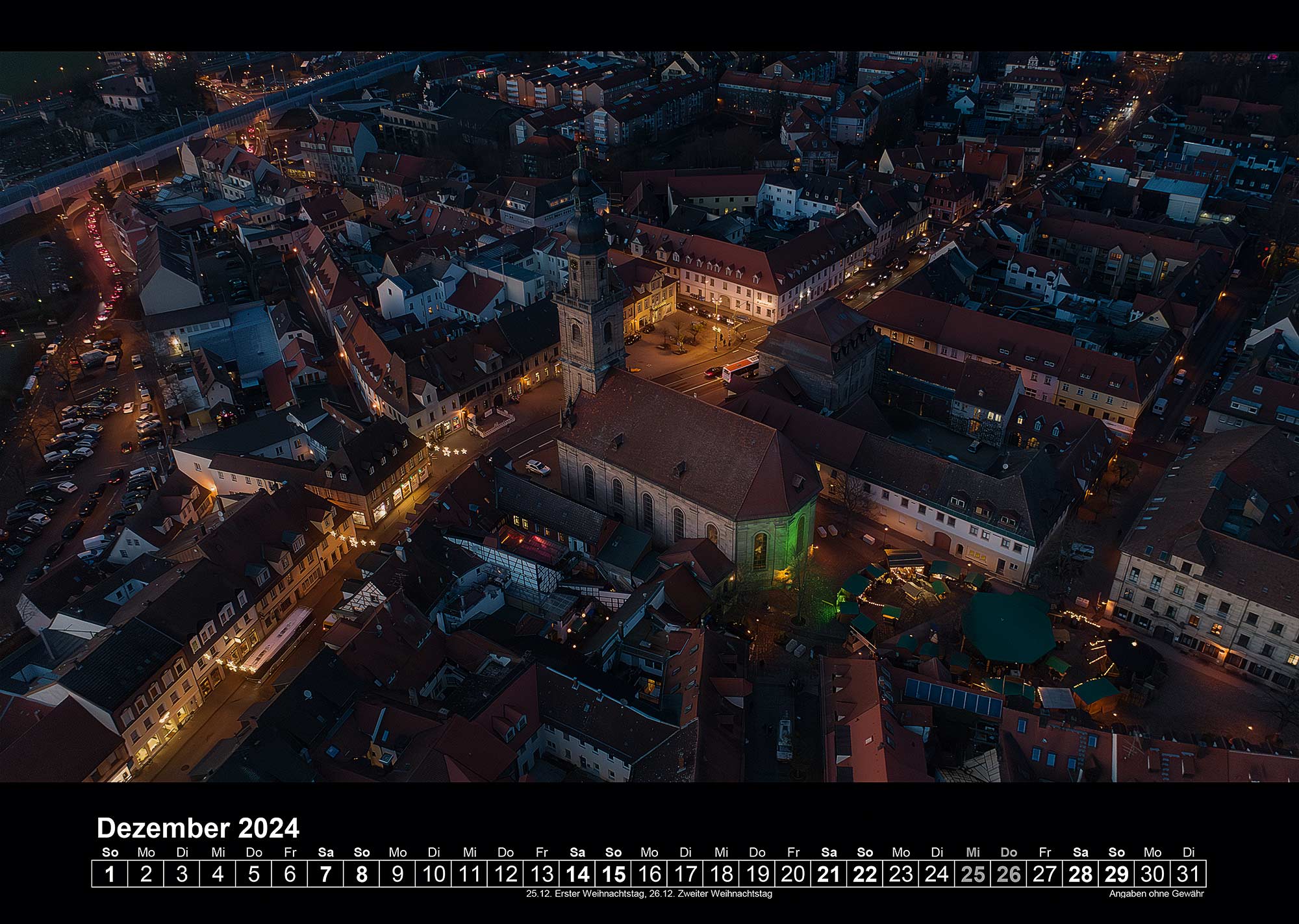 Nächtliche Ansicht des Altstädter Weihnachtsmarktes in Erlangen mit beleuchteten Straßen und Kirche.