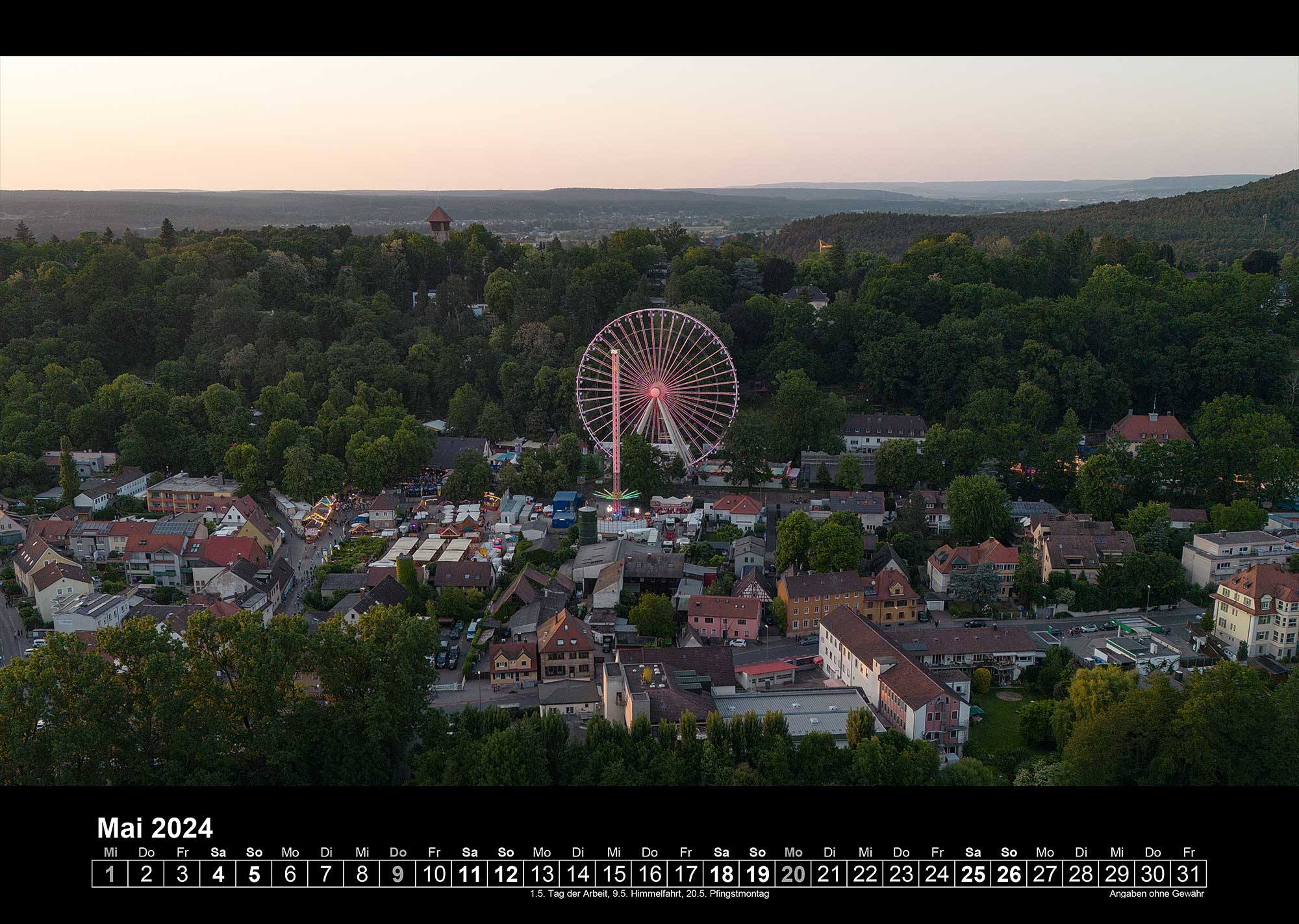 Luftbild des Burgbergs in Erlangen mit einem beleuchteten Riesenrad während der Bergkirchweih.
