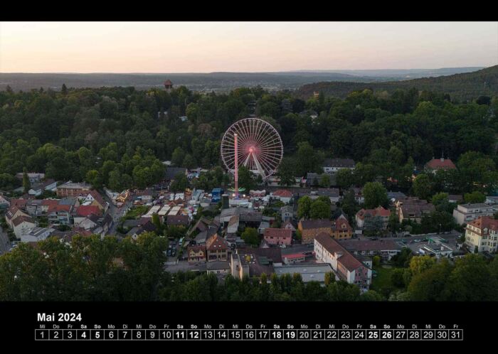 Luftbild des Burgbergs in Erlangen mit einem beleuchteten Riesenrad während der Bergkirchweih.